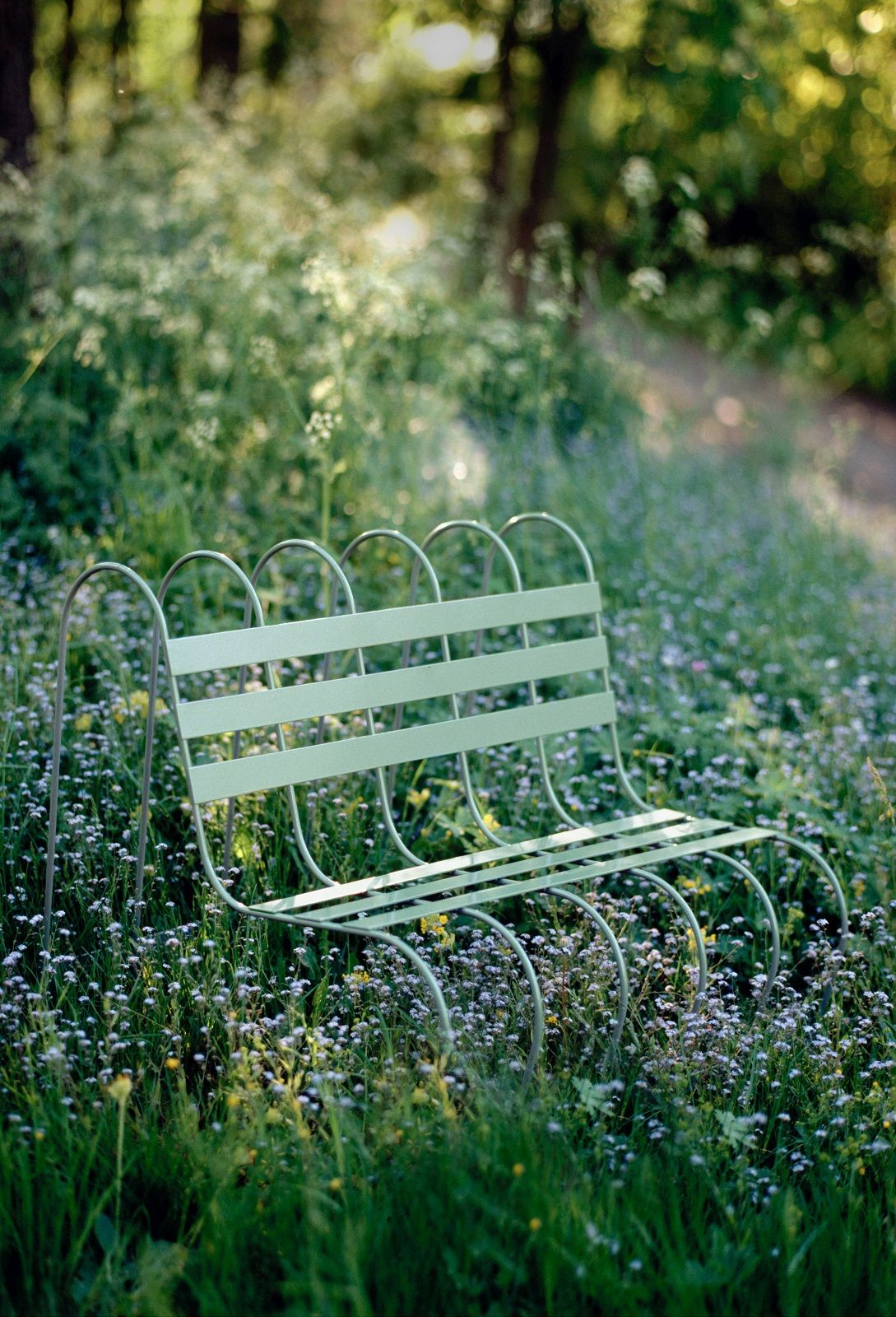 Helle Gardener's Sofa Gartenbank von Design House Stockholm im blühenden Garten. Outdoor Möbel.