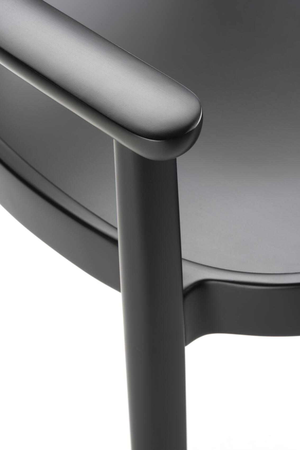 Detailaufnahme des schwarzen Holzsessels Thonet 119 MF mit Armlehne, Fokus auf Verarbeitung und Design.