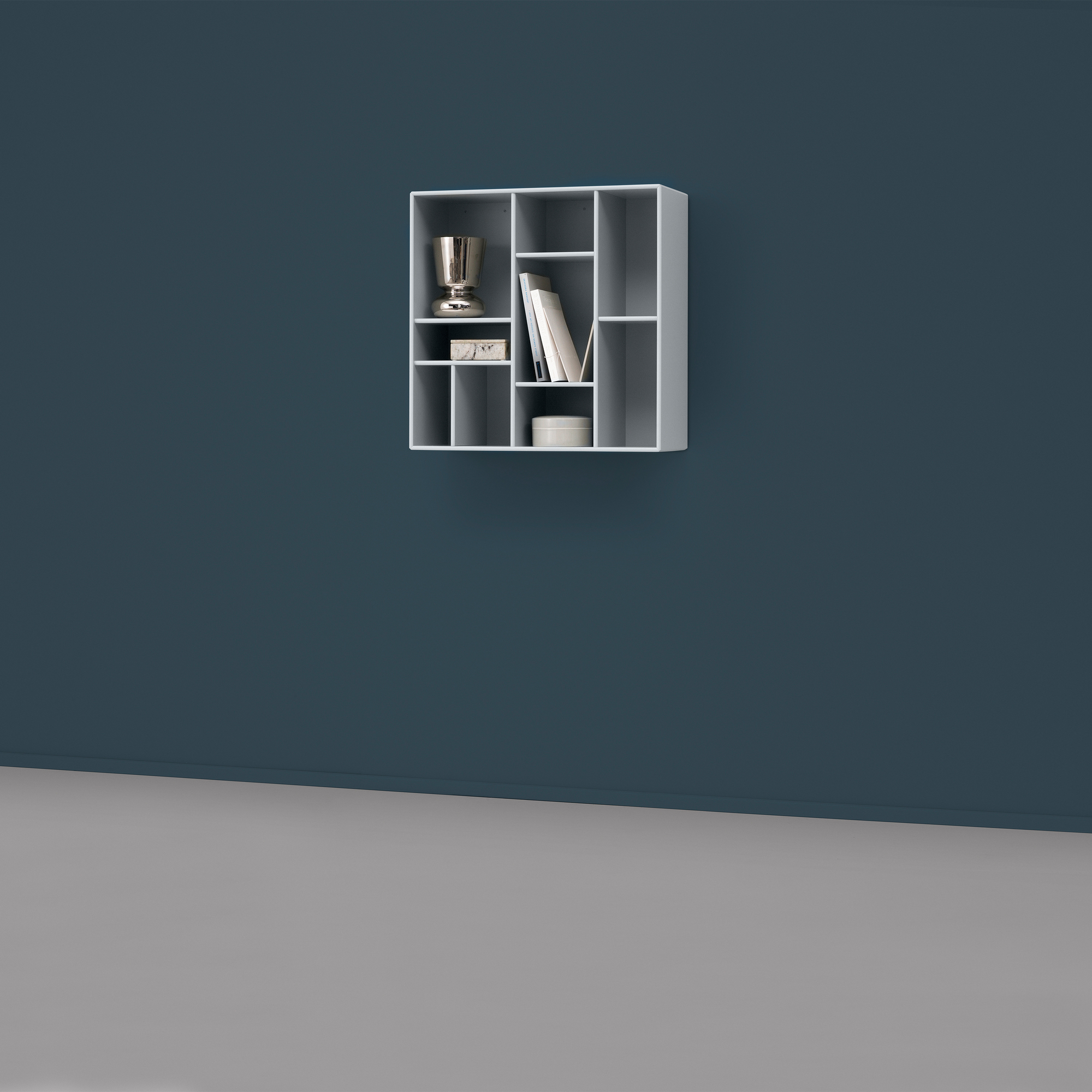 Weißes Compile Wandregal von Montana, modernes Design mit Fächern, zur Wandmontage für Bücher und Deko.