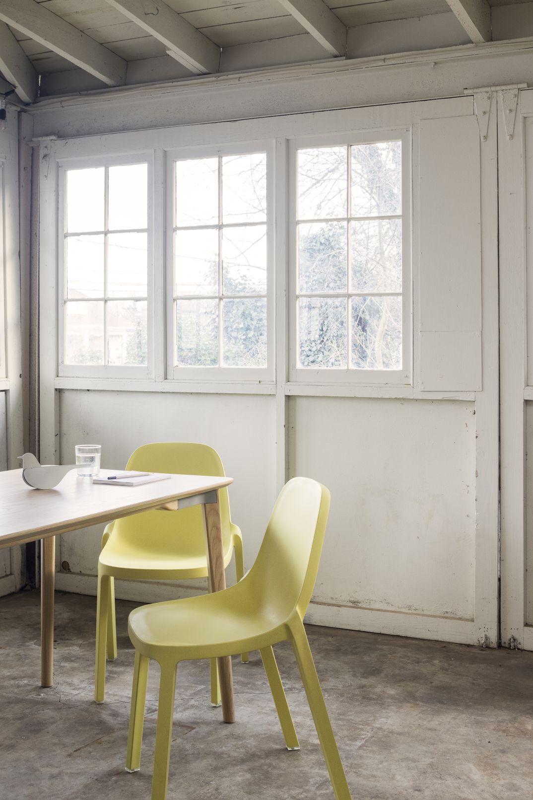 Broom Stacking Chair stapelbare stoel saliegroen Emeco