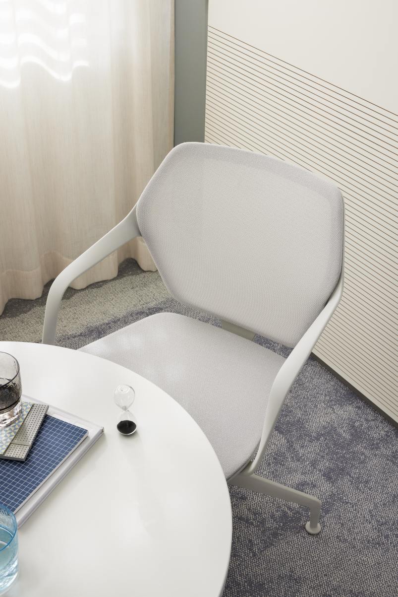 Ray Work Bürodrehstuhl von Brunner, hellgrauer Netzstoff, ergonomisch, modern, für Büro und Homeoffice.