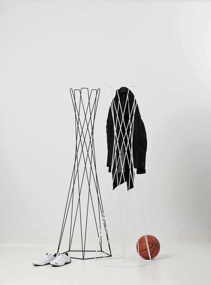 Basket Standgarderobe von Cascando: Schwarze und weiße Design-Garderobe mit Jacke, Schuhen und Basketball.