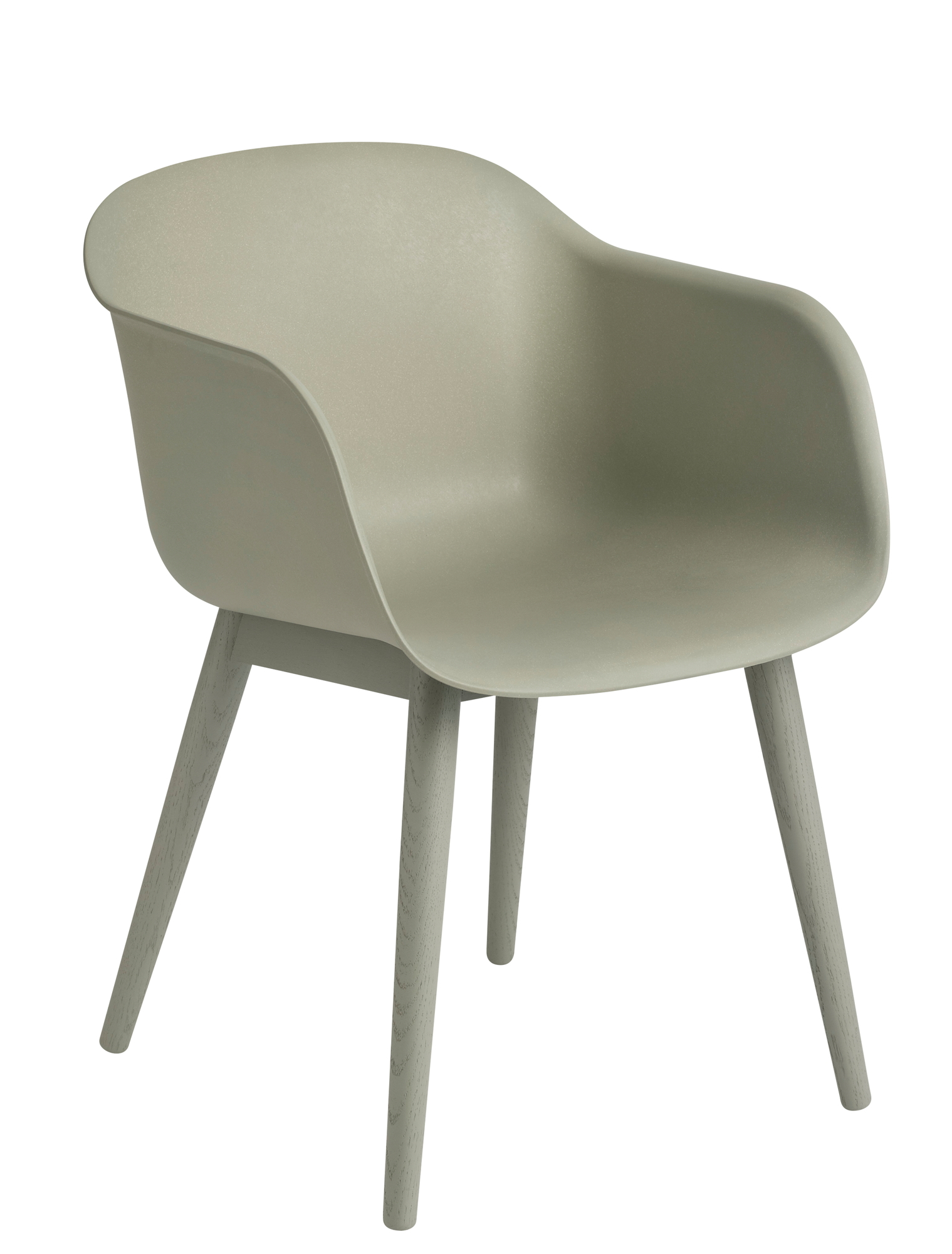 Muuto Fiber Armchair mit Holzgestell, grauer Stuhl mit Armlehnen und vier Holzbeinen.