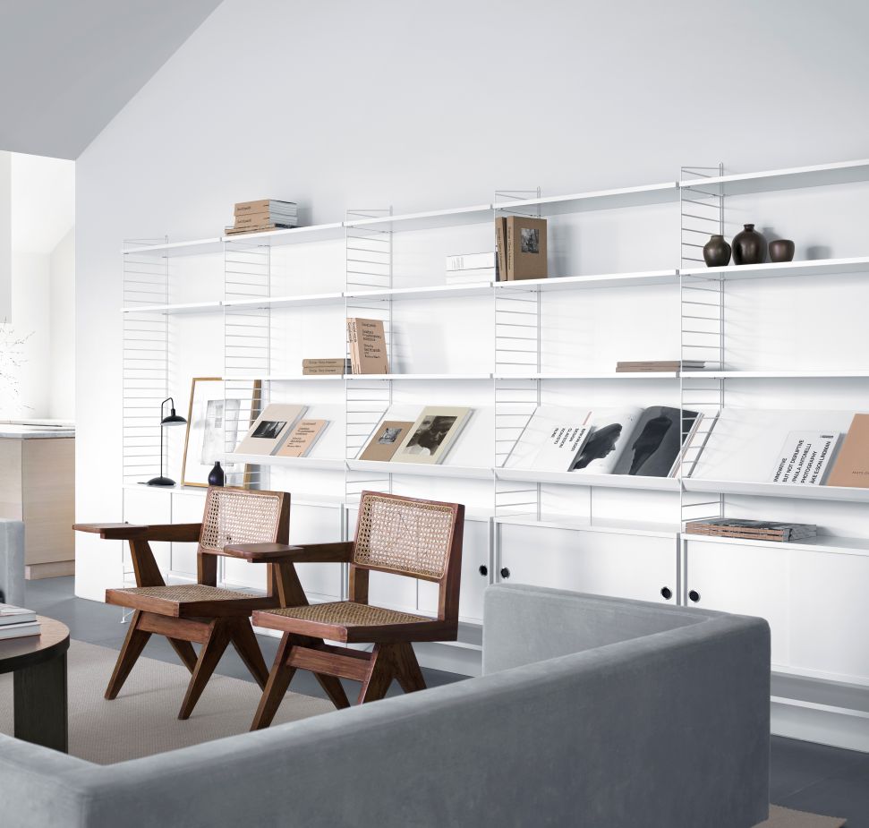 Wohnzimmer mit String Furniture Regalsystem und Walnuss Regalböden (B 78 cm) im 3er-Pack.