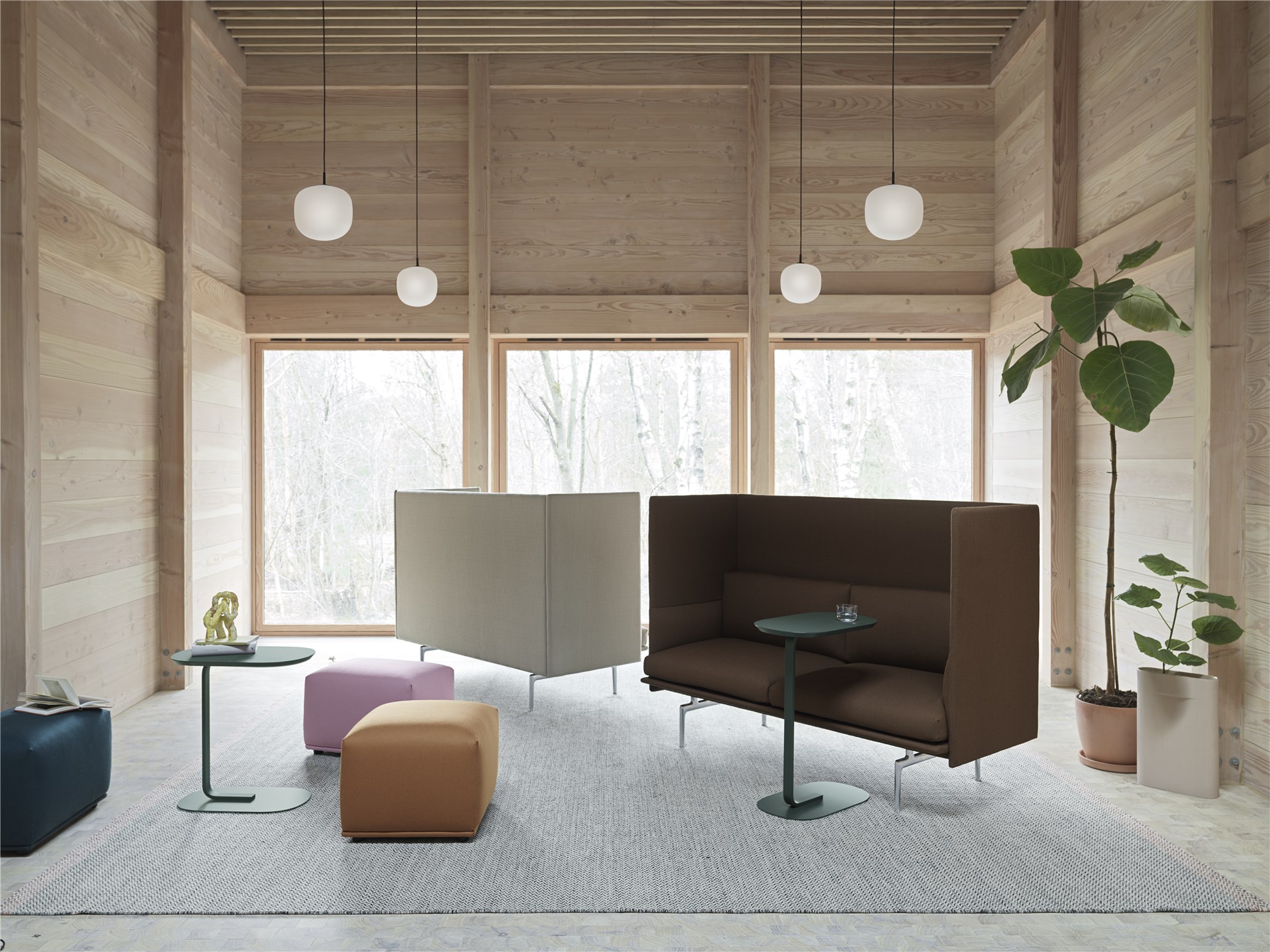 Muuto Outline Highback Sofa, 2-Sitzer in Braun, mit Beistelltisch und Poufs in hellem Raum.