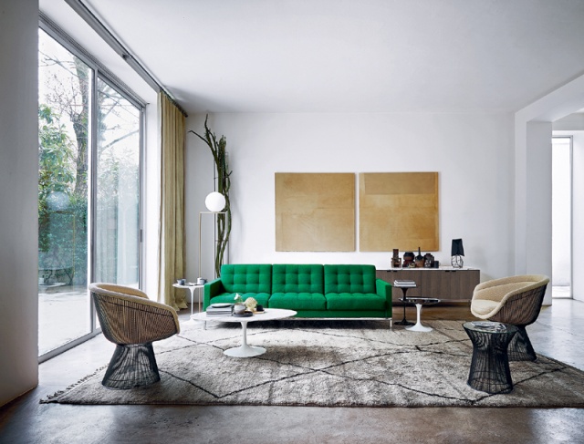 Helles Wohnzimmer mit grünem Florence Knoll RELAX Sofa, Sessel und Teppich.