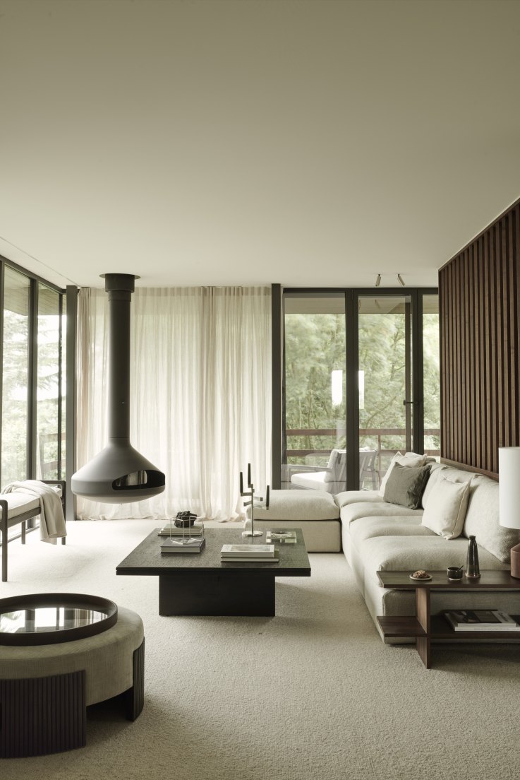 Wohnzimmer Interieur mit modernem Ethnicraft Kabuki Beistelltisch aus Holz neben einem Sofa.