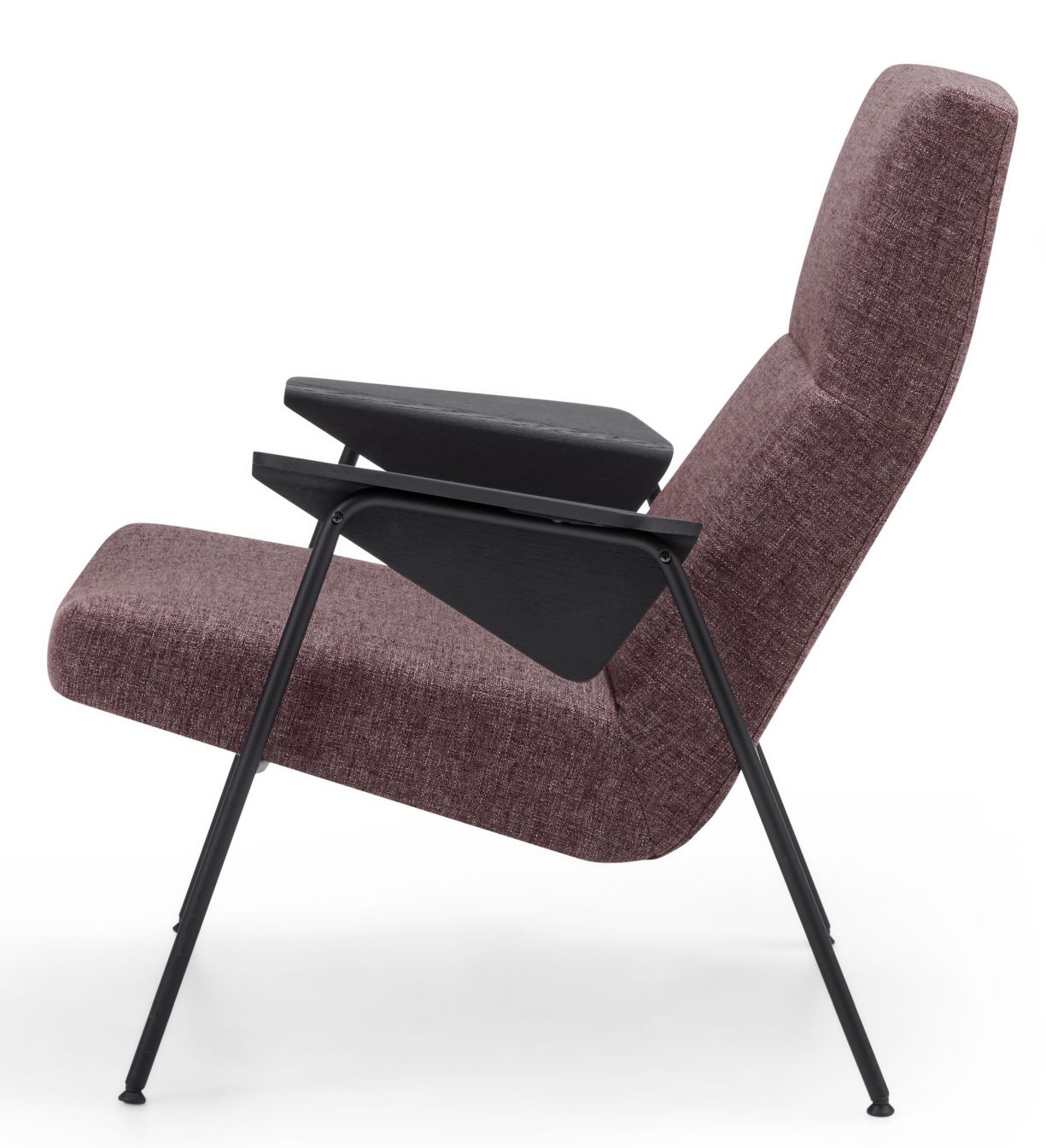 Walter Knoll Sessel 367/368 Votteler Chair, seitliche Ansicht, Stoffbezug in Lila, schwarzes Metallgestell und Armlehnen.