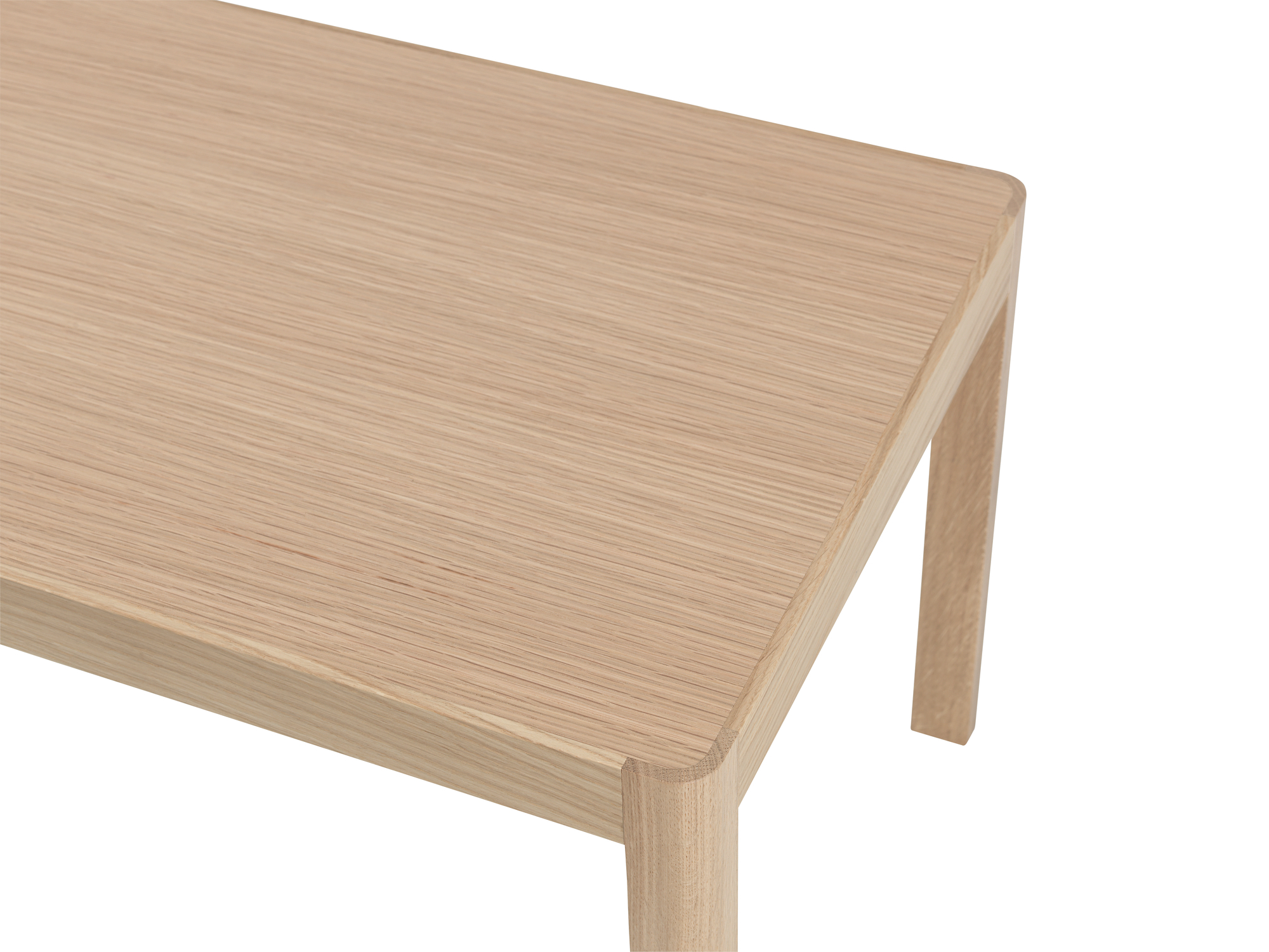 Detailaufnahme des Muuto Workshop Couchtisch aus hellem Eichenholz, minimalistisches Design für Wohnzimmer.