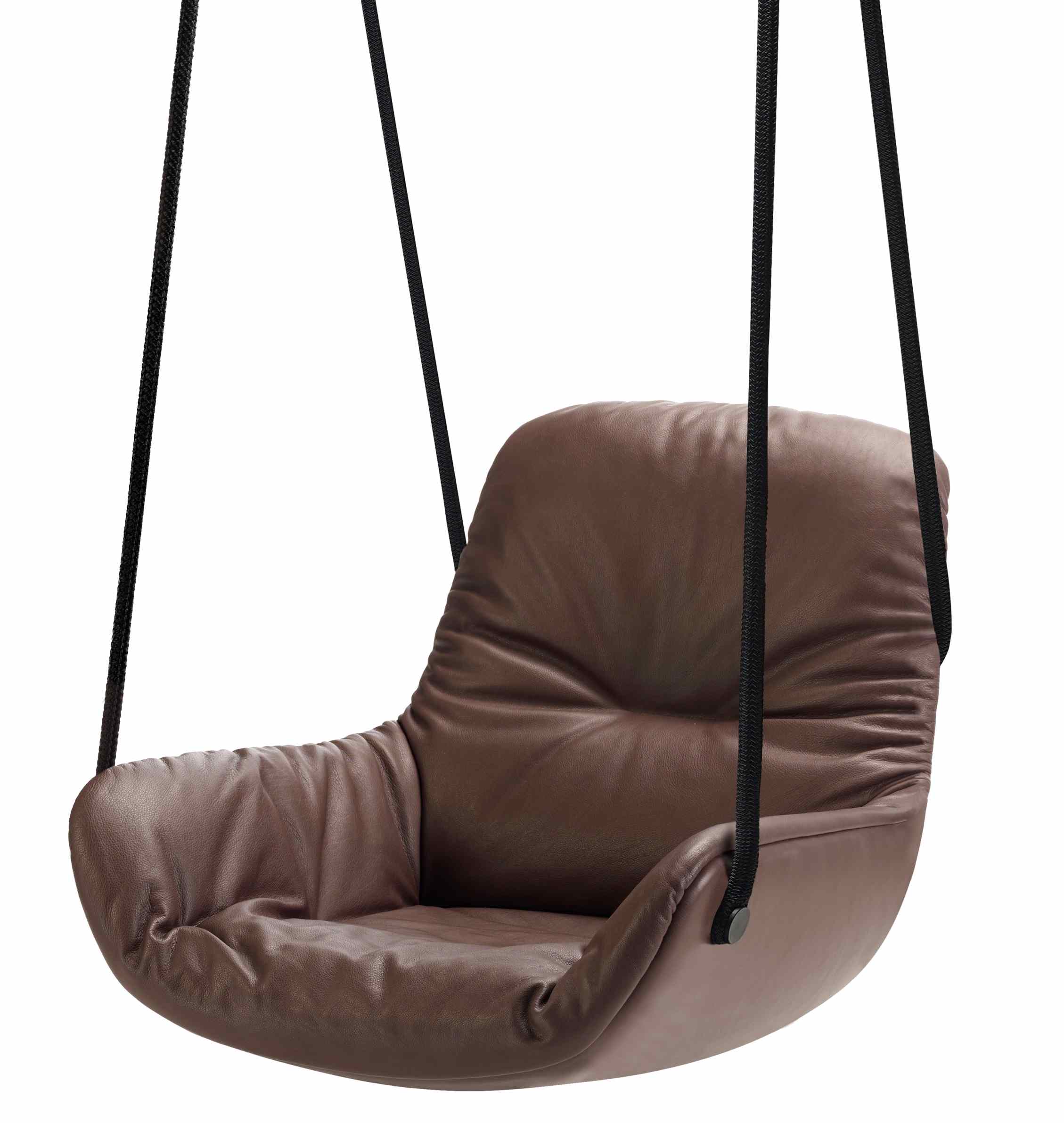 Brauner Leya Swing Seat Sessel der Freifrau Manufaktur, hängend an schwarzen Seilen. Bequemer Schwingstuhl für entspannte Momente.