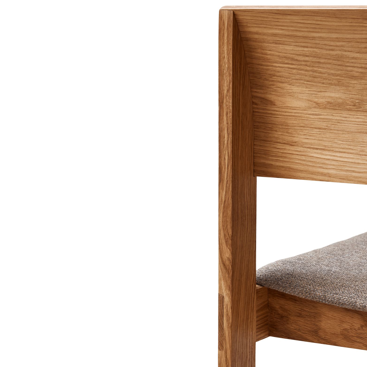 Detailaufnahme vom Form & Refine Sonder Barhocker 65: Holzgestell und gepolsterter Sitz in Stoff.