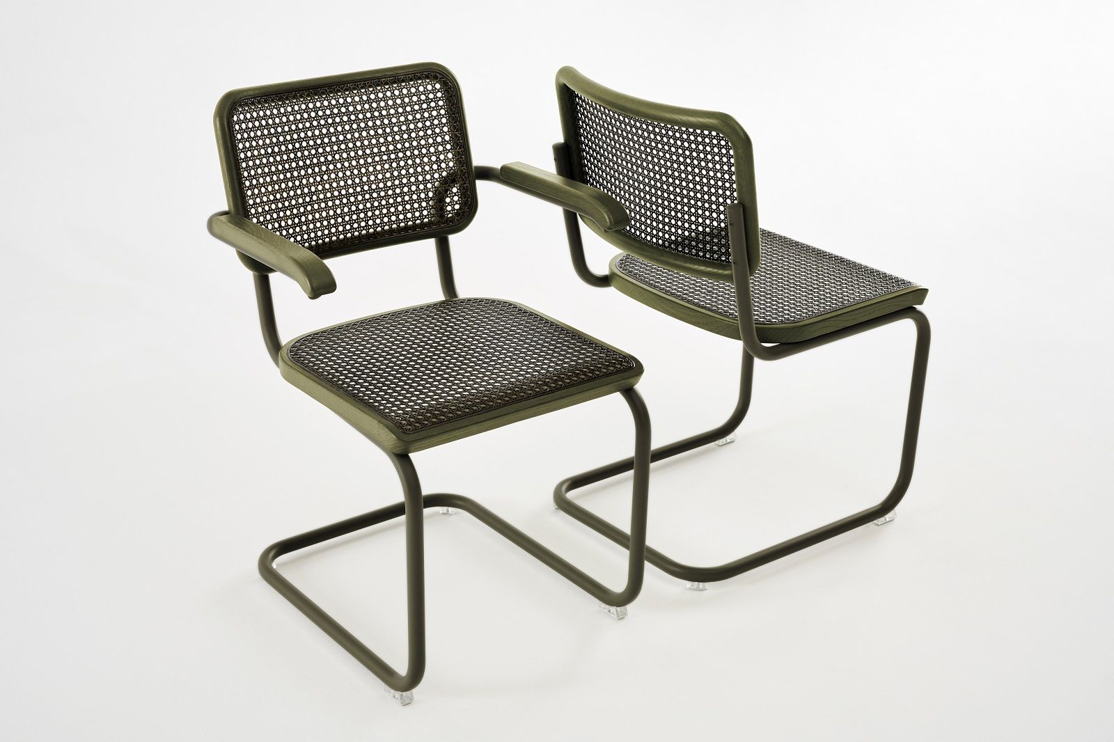 Zwei grüne S 32 Freischwinger Stühle von Thonet mit Stahlrohr und Wiener Geflecht.