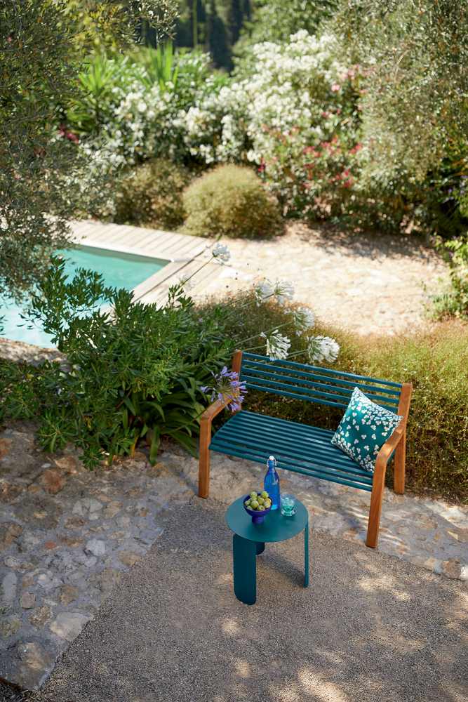 Fermob Bank im Garten mit Beistelltisch, ideal für entspannte Stunden im Freien.