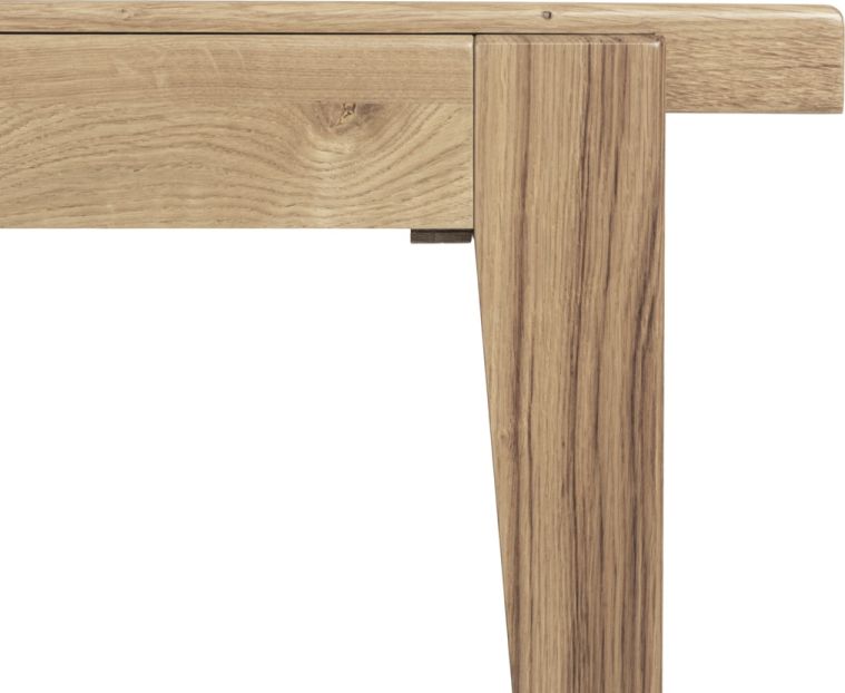 Detailaufnahme vom Gubi S-Table Esstisch ausziehbar, zeigt Tischbein und Tischplatte aus hellem Holz.