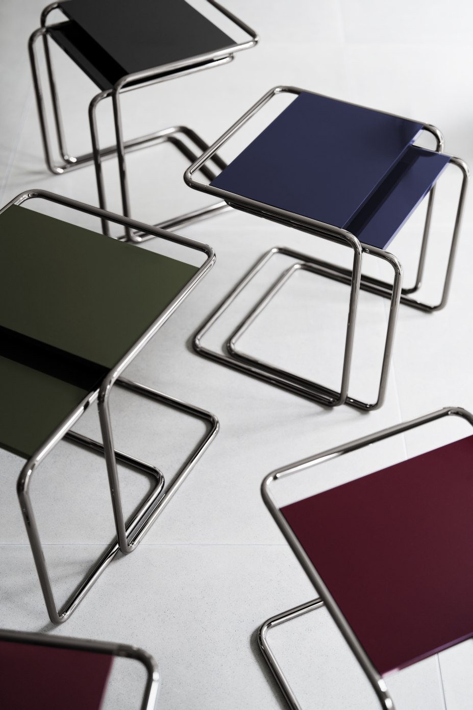 Mehrere Thonet B97 Beistelltische von Jil Sander in Schwarz, Blau, Grün und Rot.