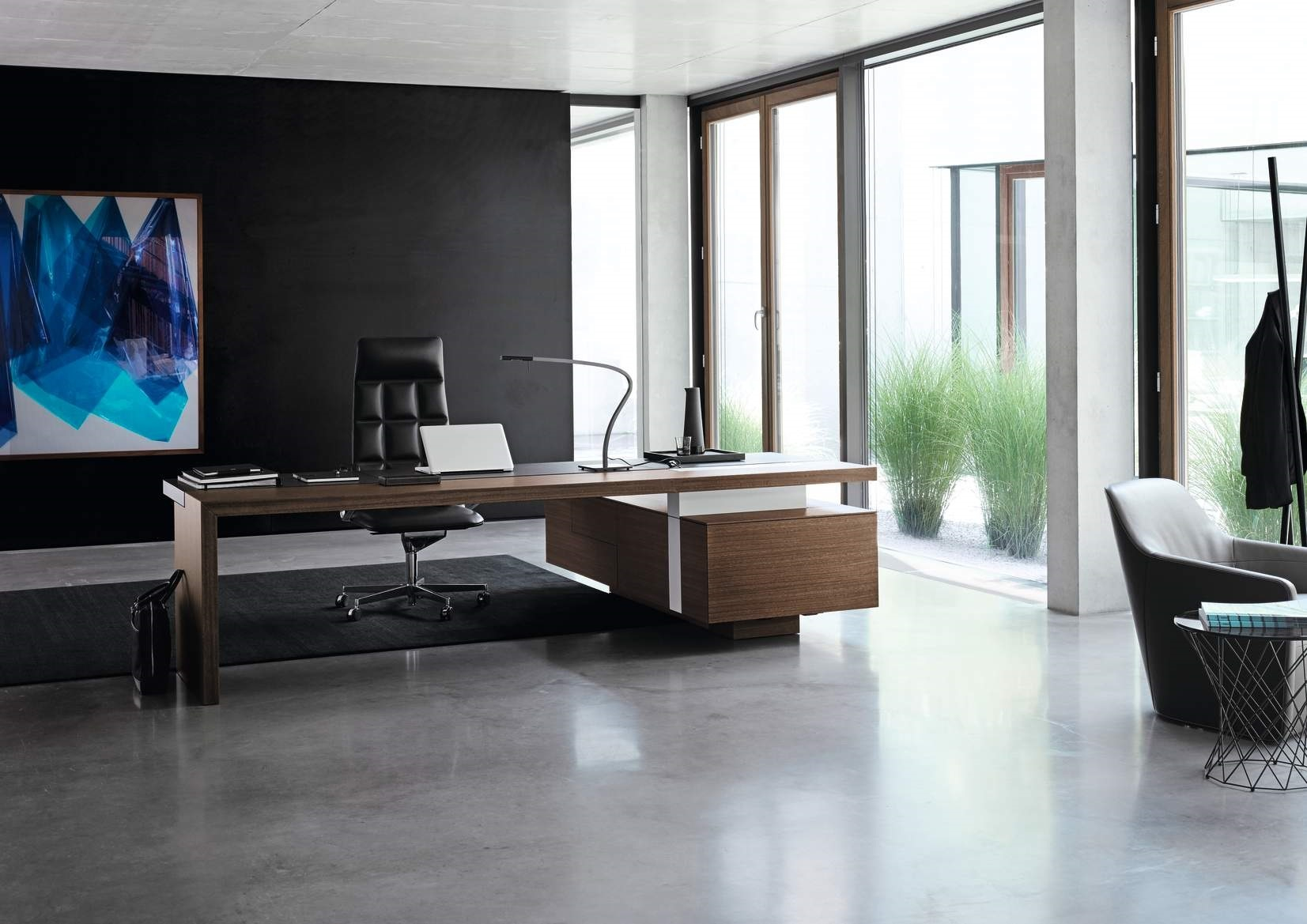 Moderner Büroraum mit Leadchair Executive Bürostuhl von Walter Knoll, Schreibtisch mit Schubladen und Laptop.