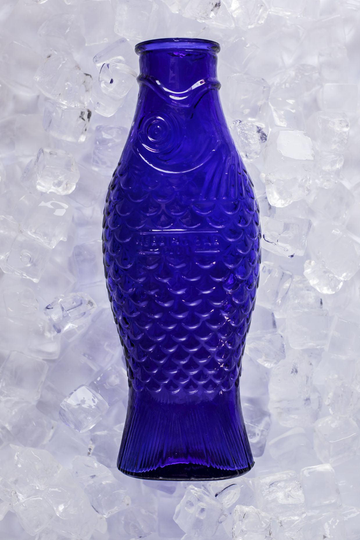 Fles in de vorm van een vis, kobaltblauw, Serax
