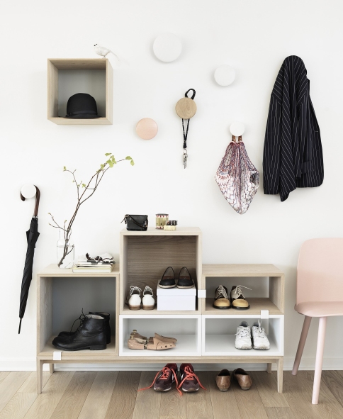 Flur-Szene mit weißen The Dots Large Holz Garderobenhaken von Muuto, kombiniert mit Holzregal und Accessoires.