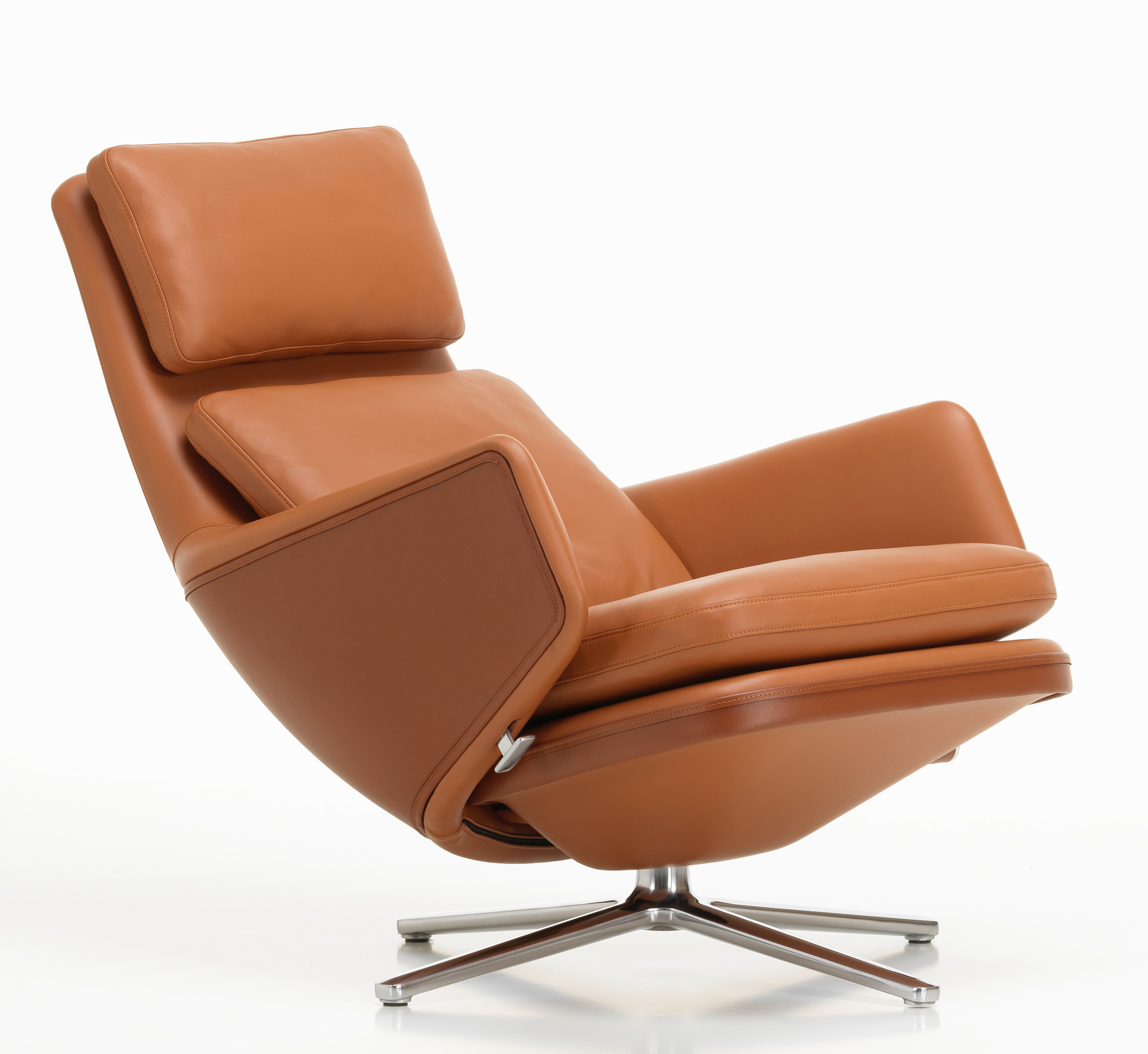 Vitra Grand Relax Sessel in braunem Leder mit Kopfstütze und drehbarem Fußkreuz aus Aluminium.