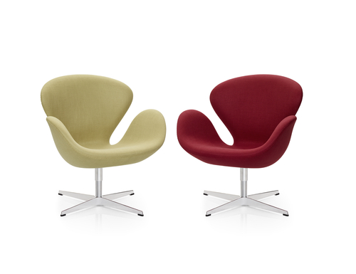 Zwei Fritz Hansen Schwan Sessel in Beige und Rot auf einem weißen Hintergrund.