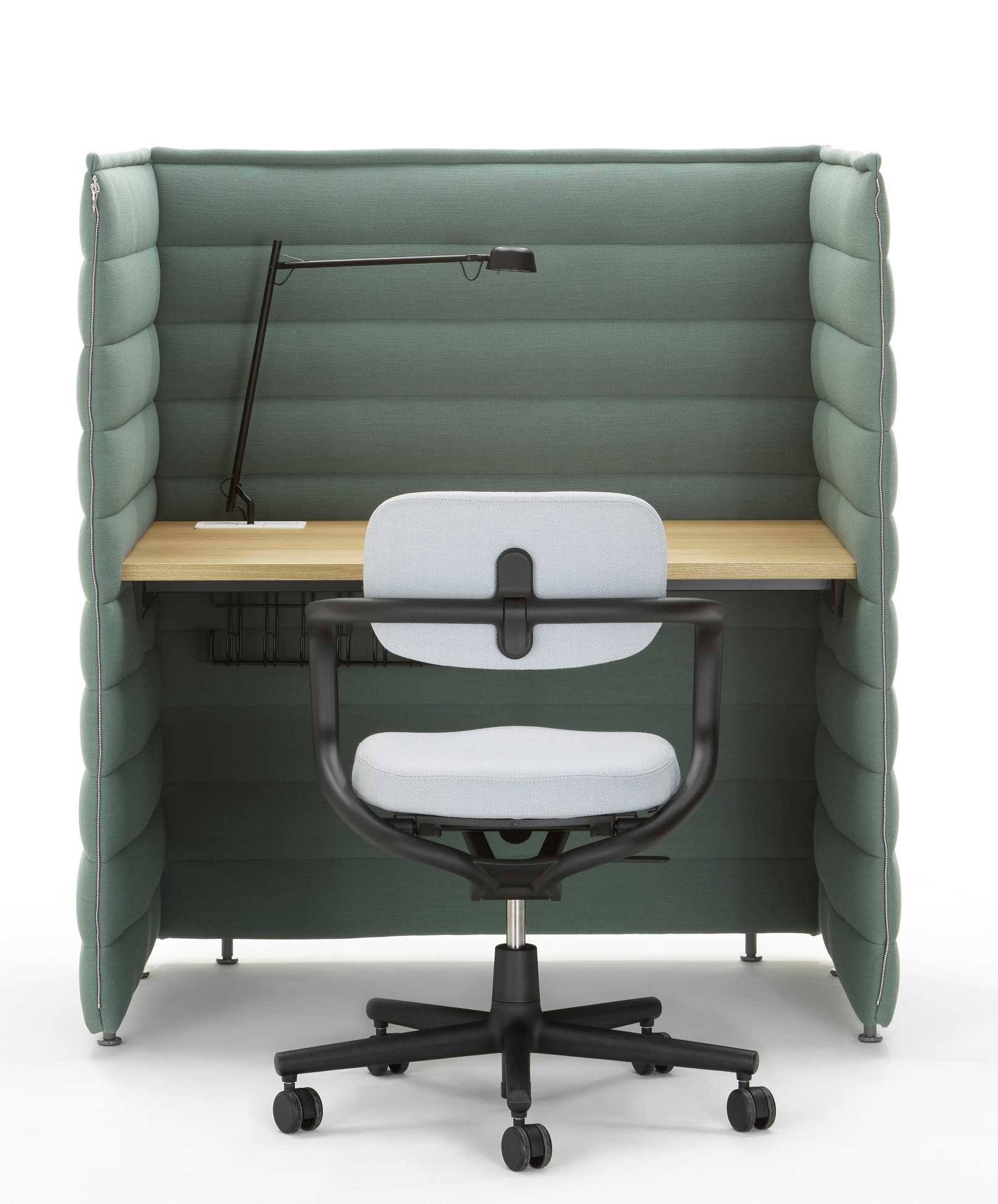 Vitra Alcove Plus Desk Medium: Grüner Schreibtisch mit Bürostuhl und Lampe für konzentriertes Arbeiten.