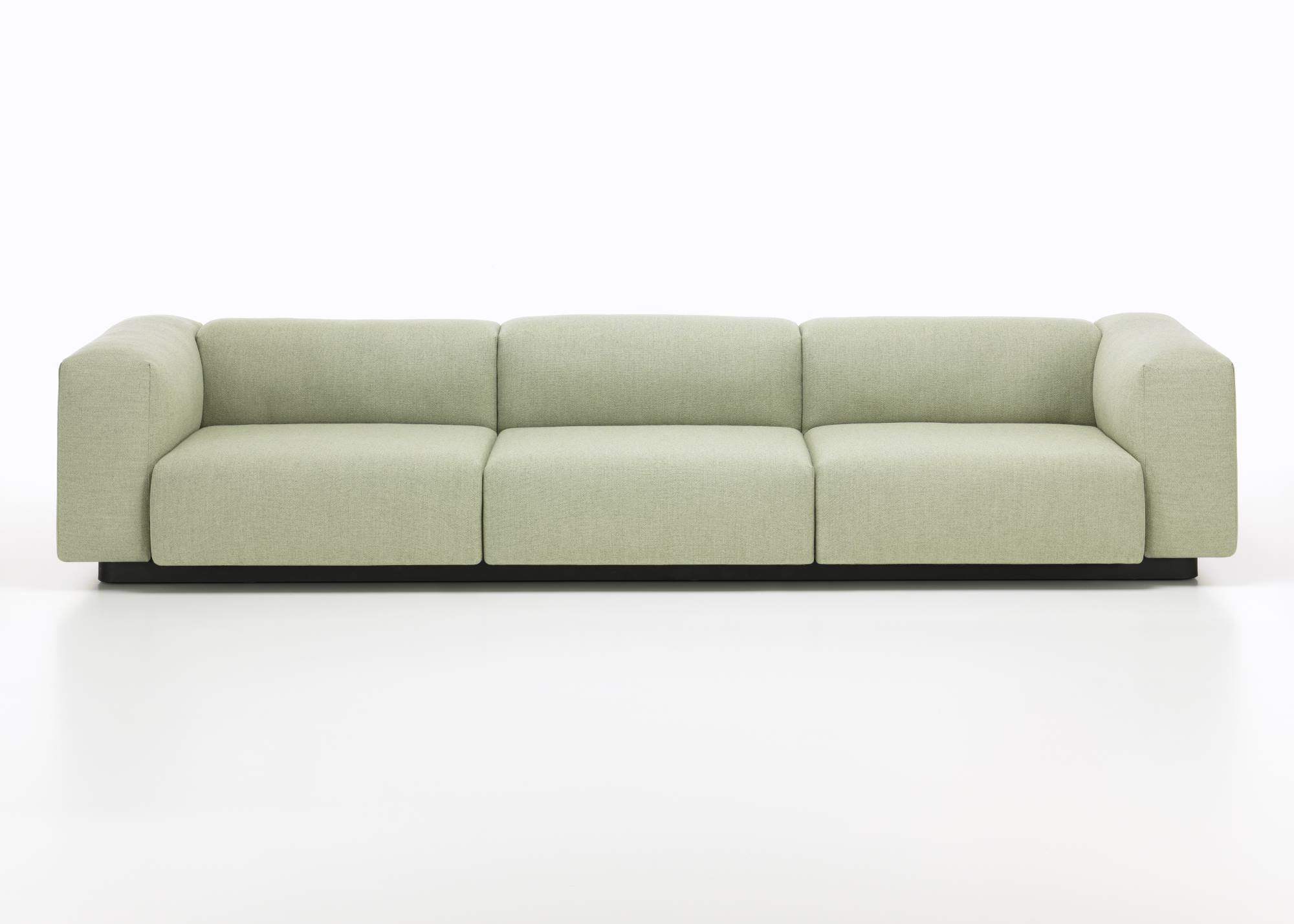 Helles, modernes Vitra Sofa, ein grünes Dreisitzer-Modell mit modularem Aufbau für Wohnzimmer.