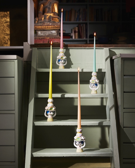 Bjorn Wiinblad Kerzenständer "Lady with Hat" mit bunten Kerzen auf einer Treppe, dekorative Wohnaccessoires.