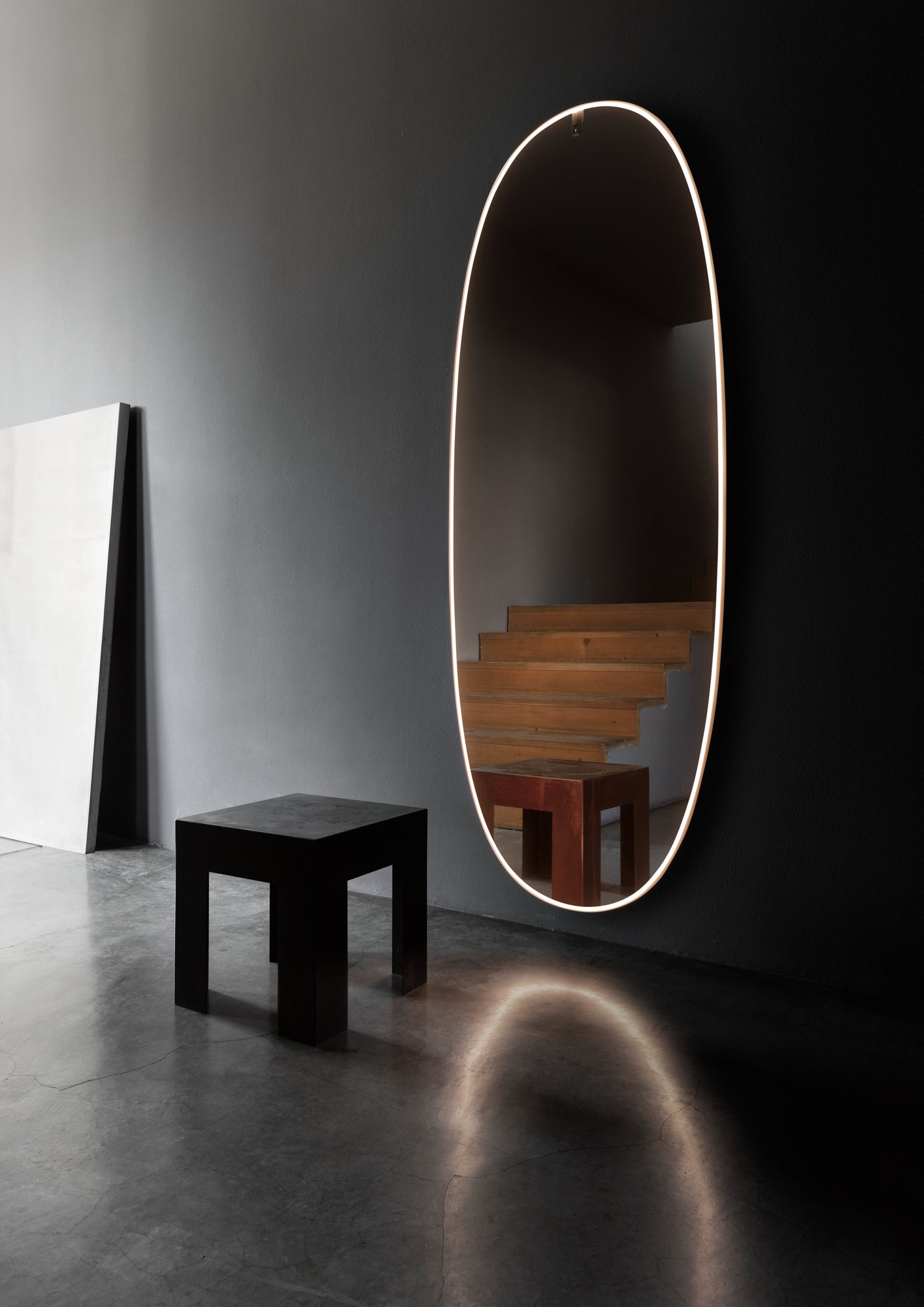 La Plus Belle Wandleuchte von Flos: Ovaler Lichtspiegel mit Aluminiumrahmen und warmweißem Licht.