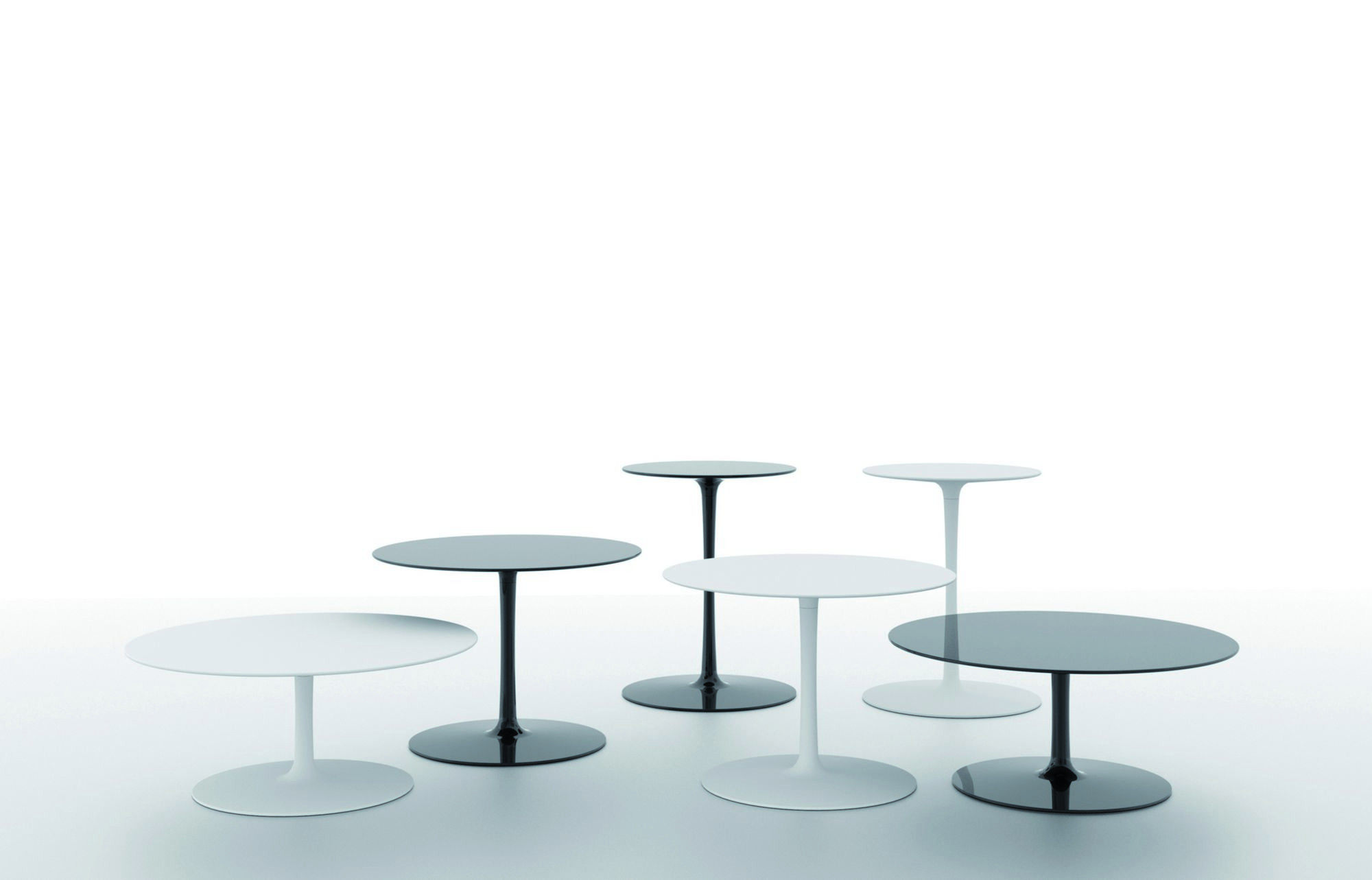Gruppe von MDF Italia Flow Low Table Couchtischen in Schwarz und Weiß.
