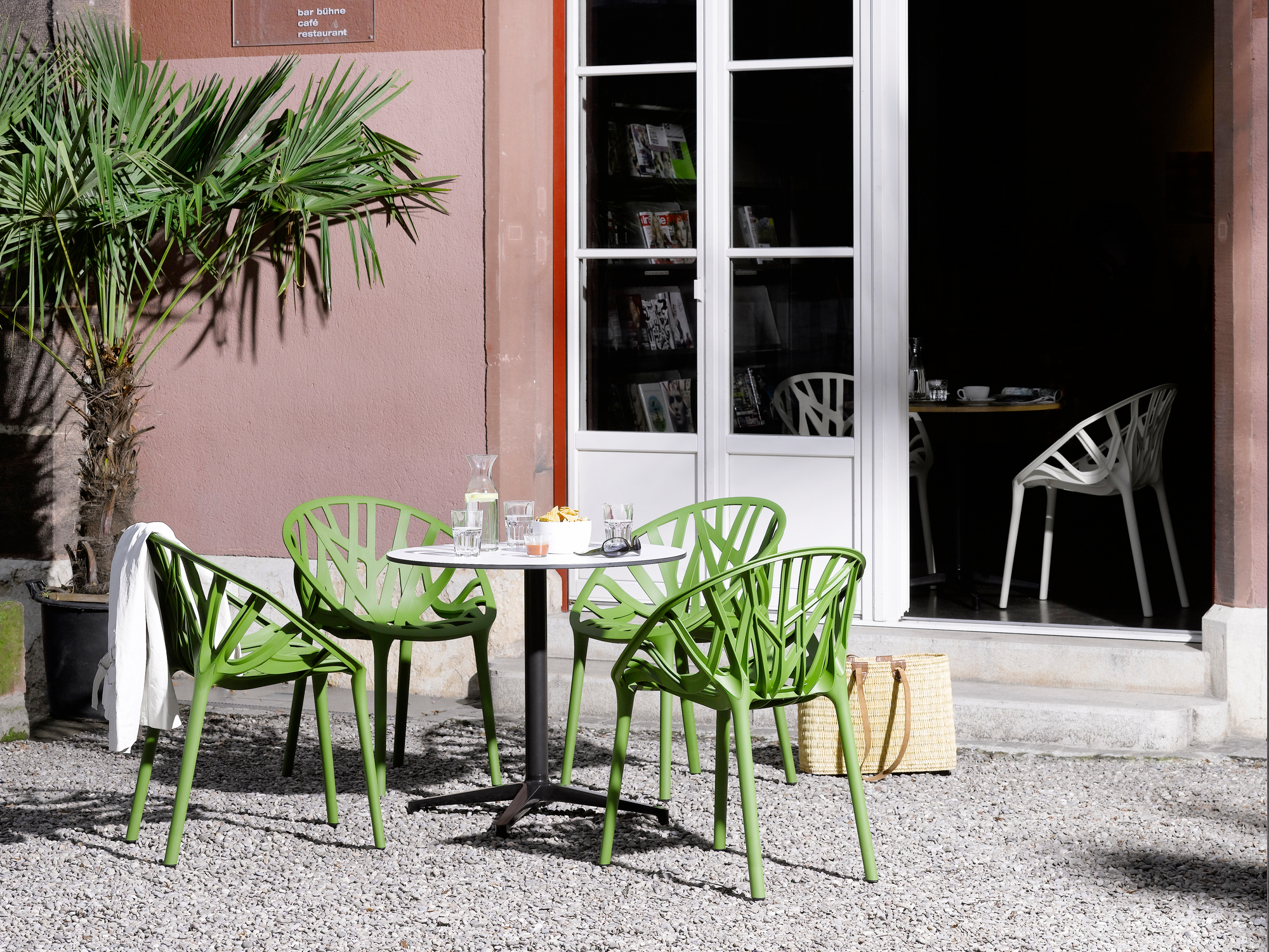 Runder Bistro Table Tisch von Vitra, Durchmesser 79,6 cm, für Indoor-Bereiche. Grüne Stühle.