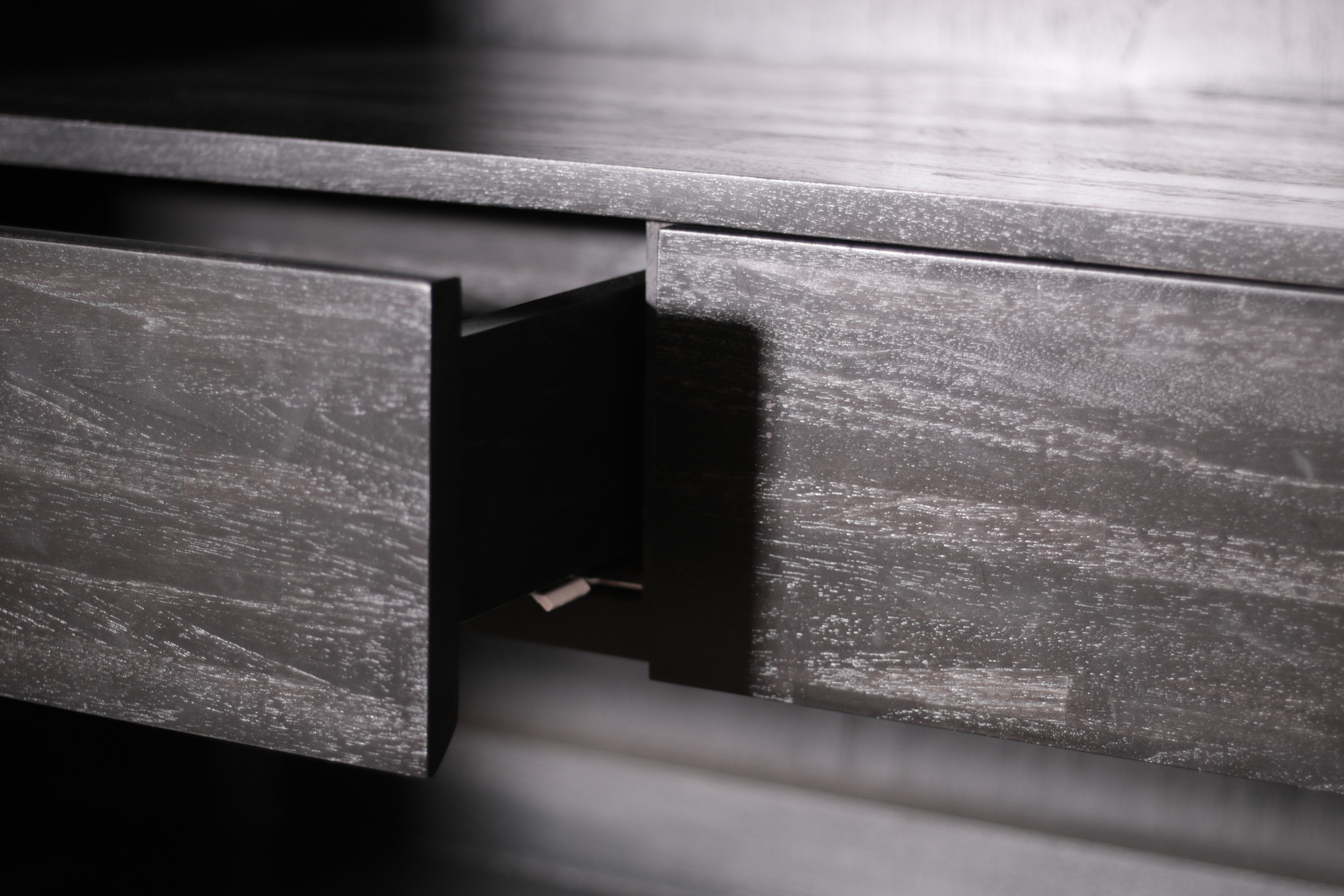 Detailaufnahme des Ethnicraft Teak Grooves Schrankes mit offener Schublade, moderne Holzkommode für Wohnzimmer.
