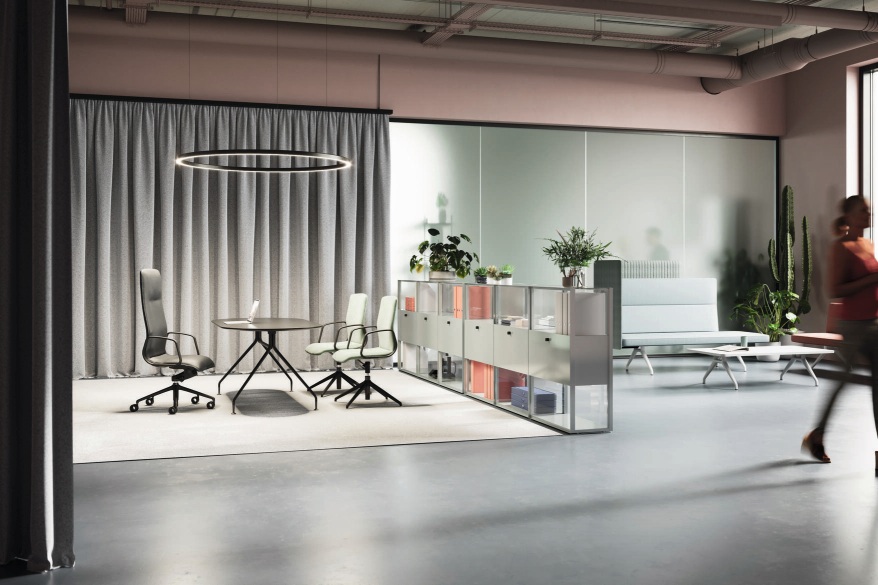 Moderner Konferenzraum mit Wilkhahn Decide Konferenzsessel auf Rollen, ideal für Besprechungen und Meetings.