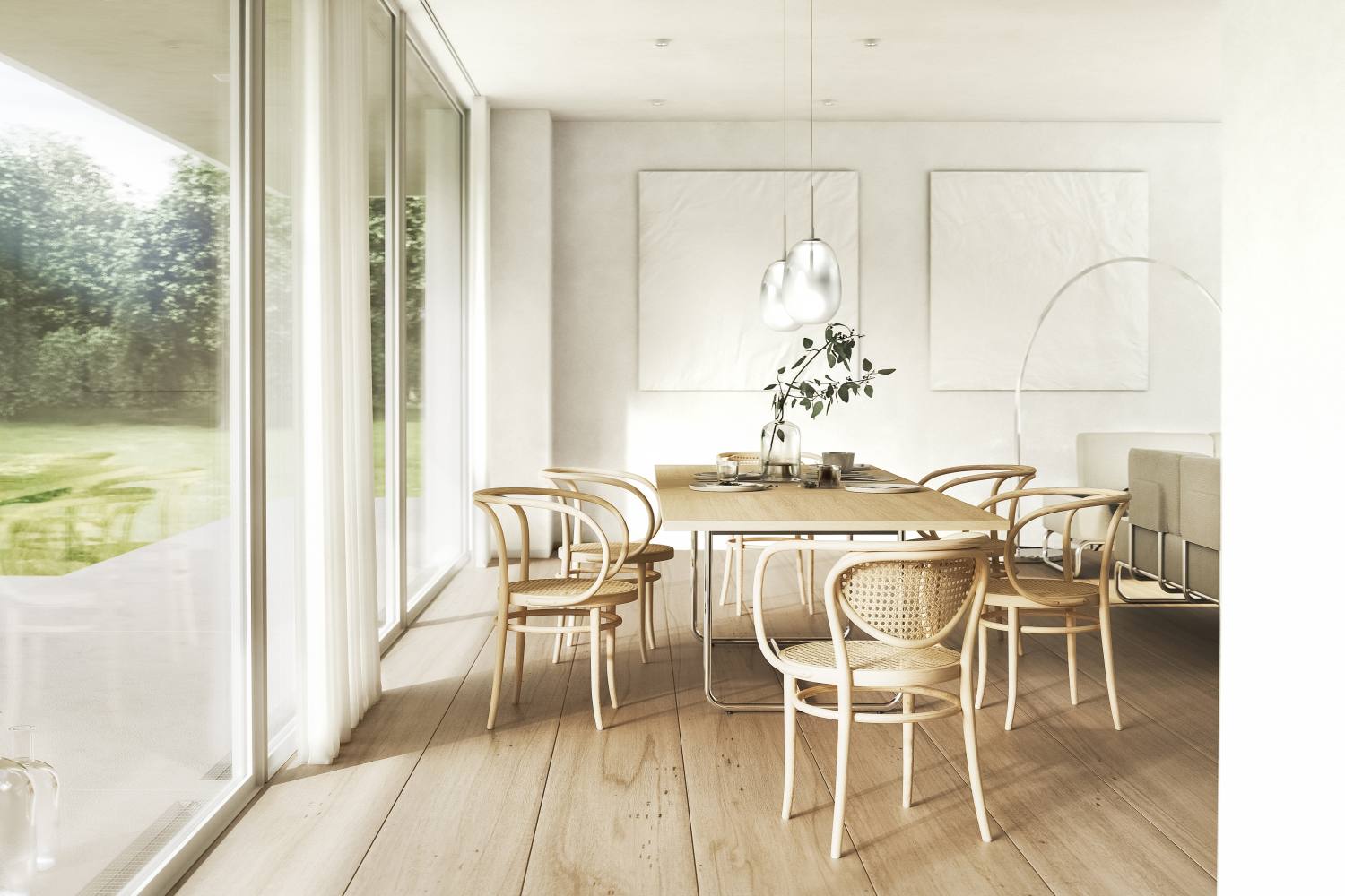 Heller Essbereich mit Holztisch und Stühlen aus Rattan, moderne Pendelleuchten und großem Fenster.