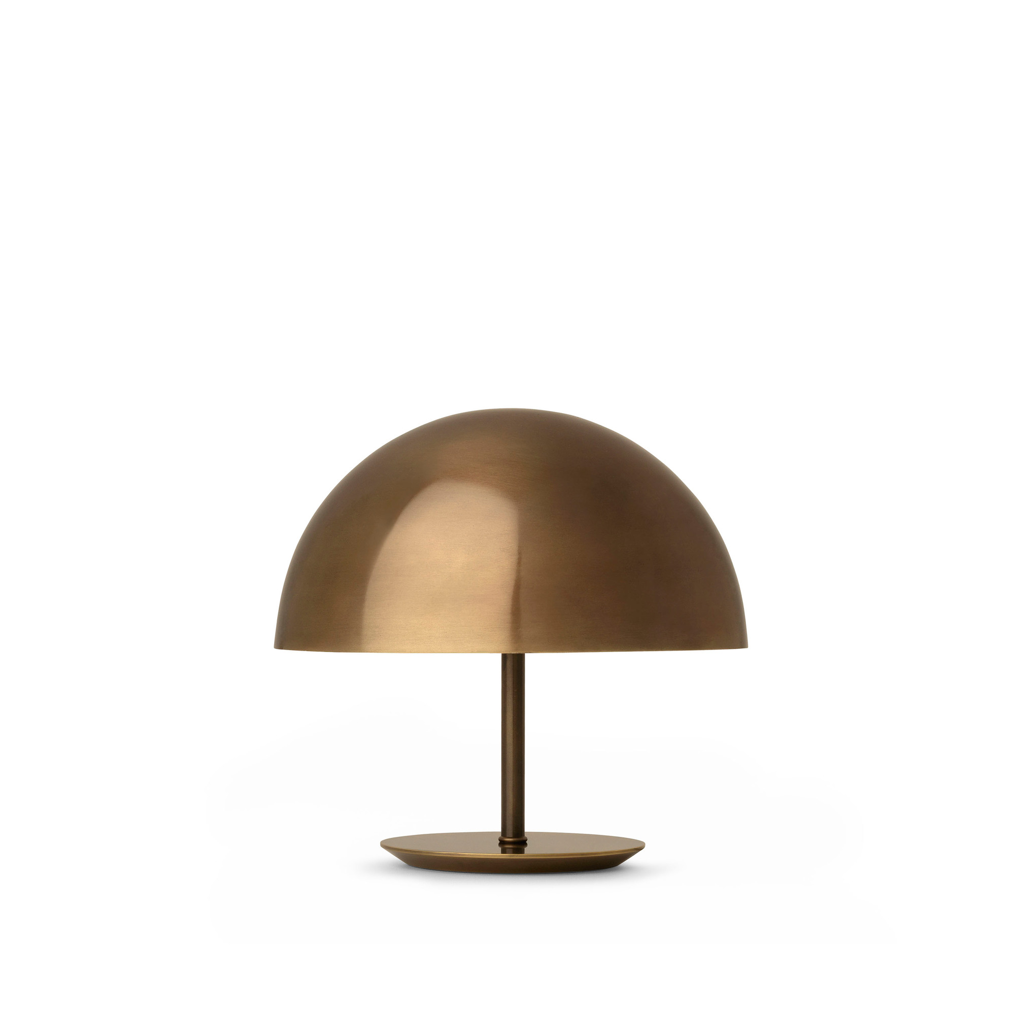 Nahaufnahme der Baby Dome Lampe von Mater in Kupfer auf weißem Hintergrund.