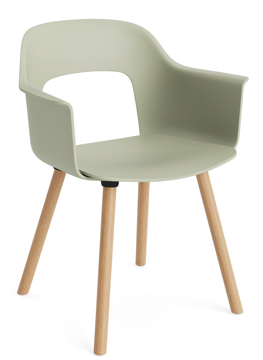 Layout Armchair 221 von Hay, Armlehnstuhl in Salbeigrün mit Sitzschale und Holzbeinen, modernes Design.