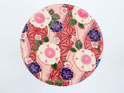Ukiyo Tisch von Moroso, runder Beistelltisch mit floralem Muster in Rot, Weiß und Lila.