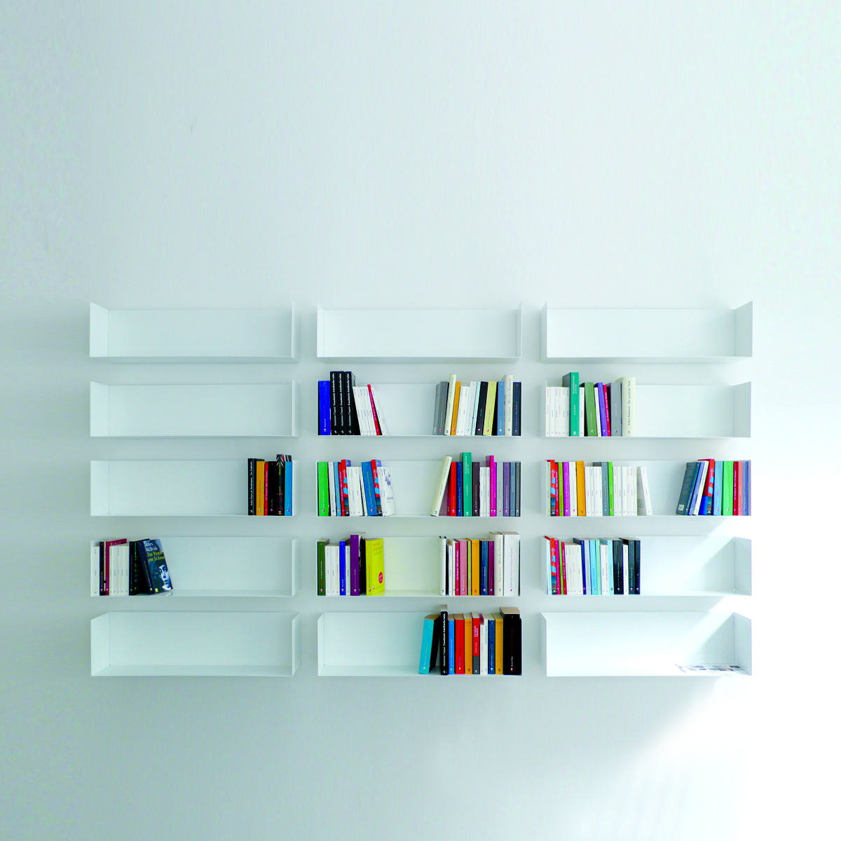 Weißes Taschenbuchregal a Linea1 von Müller Möbelwerkstätten, minimalistisches Design für Bücher und Wohnaccessoires.