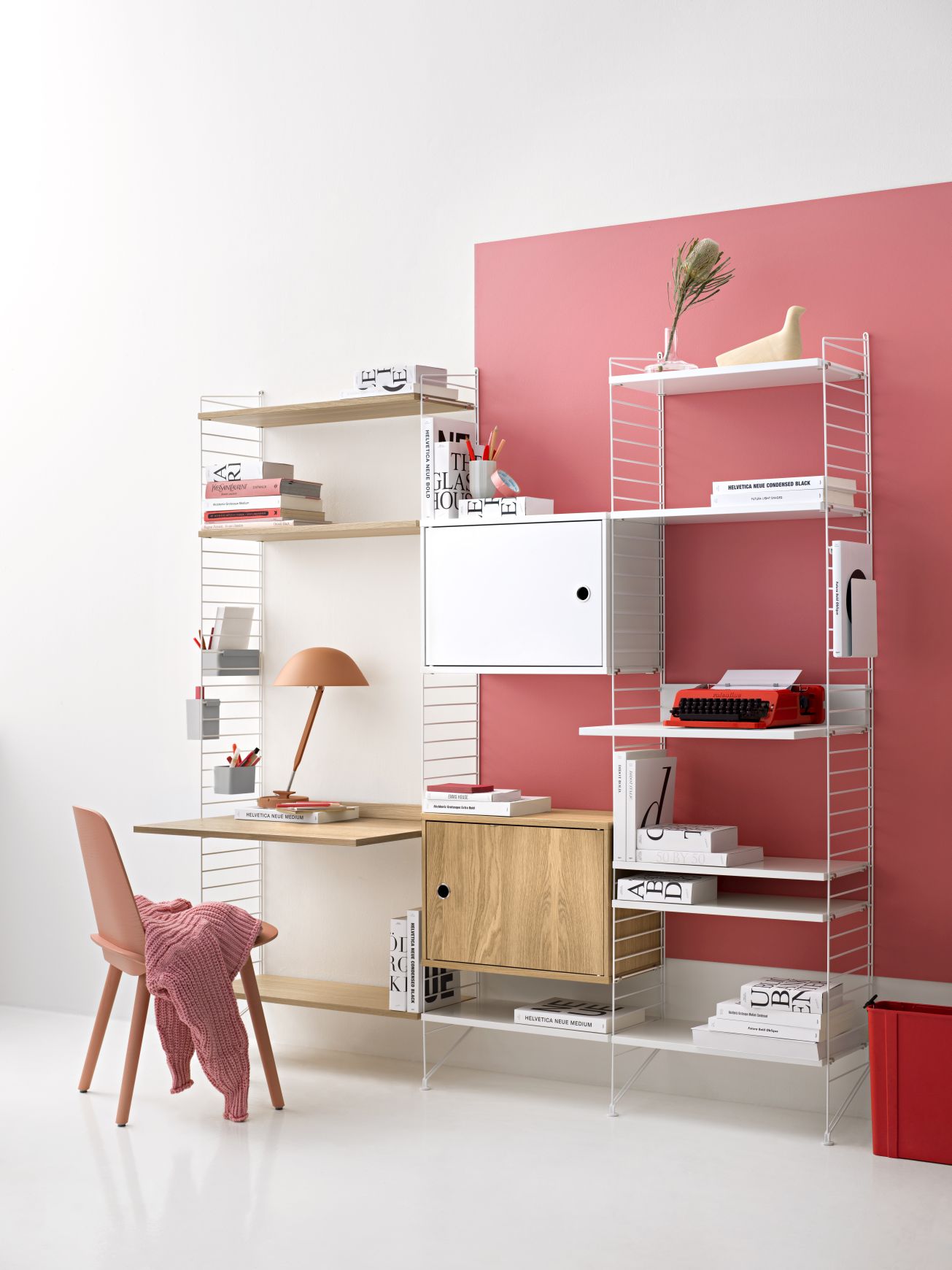 Beiges String Regalsystem mit Schreibtisch, Regalböden und Schrankelementen für Wohnzimmer und Büro.