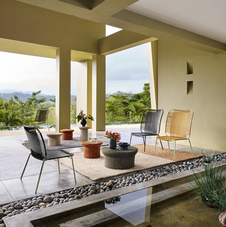 Schwarzer Cielo Lounge Chair niedrig Outdoor von ames auf einer Terrasse mit weiteren Gartenmöbeln.