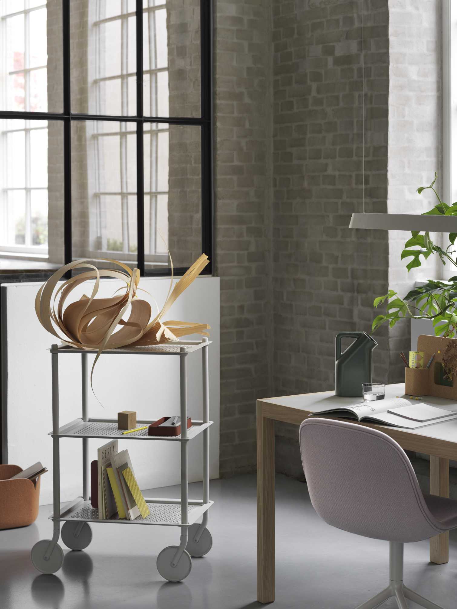 Muuto Flow Trolley Servierwagen in grau mit drei Ablageflächen und Deko-Objekten in modernem Büro.