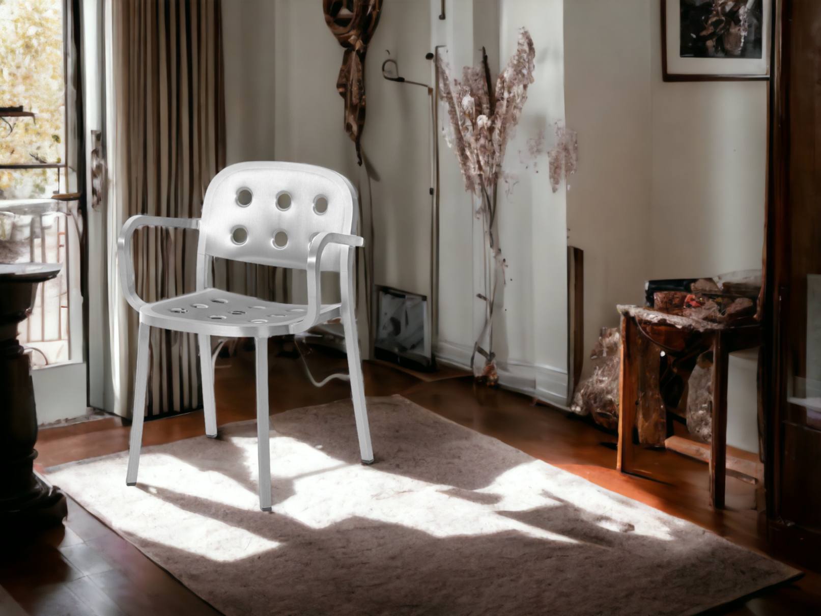 Emeco 1 Inch Aluminium Armlehnstuhl in Silber, moderner Designstuhl mit Armlehnen und Lochmuster.