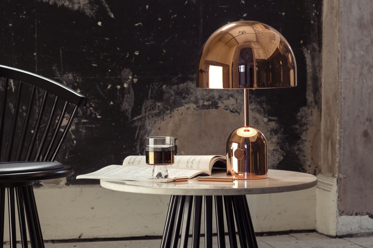 Nahaufnahme der Bell Tischleuchte von Tom Dixon in Kupfer auf einem Beistelltisch.