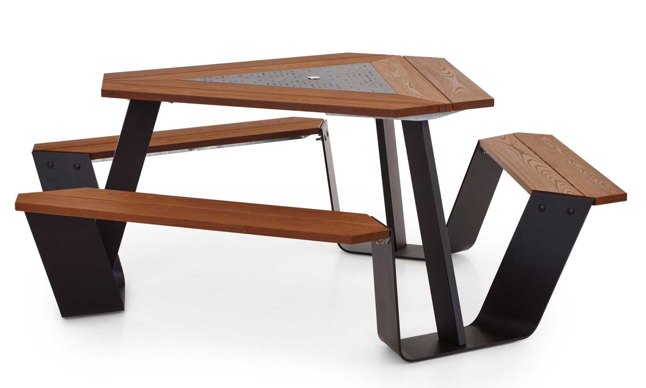 Anker Picknicktisch von Extremis für den Außenbereich, Holztisch mit Bänken und schwarzem Metallgestell.