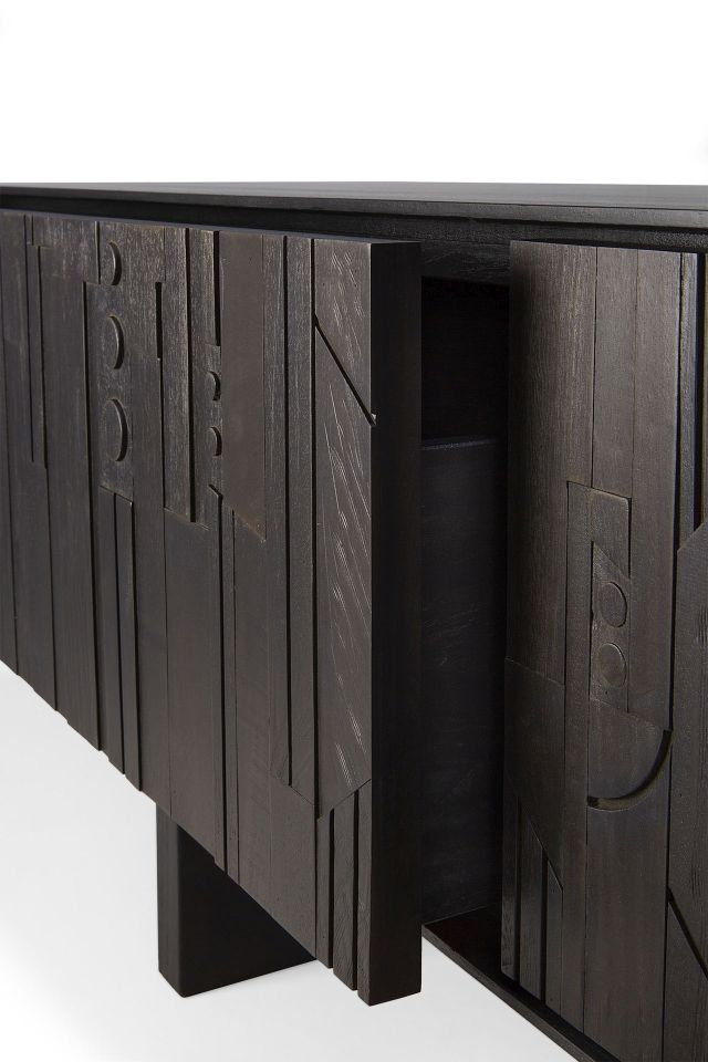 Detailaufnahme: Ethnicraft Mosaic TV Möbel mit Schubladen, dunkles Holz, ethnisch inspiriertes Design.
