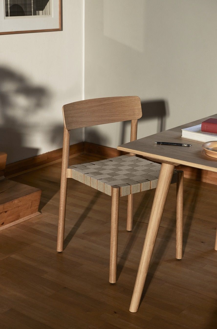 Betty TK1 Stuhl von AndTradition: Holzstuhl mit gewebter Sitzfläche, skandinavisches Design für Esszimmer und Wohnbereich.