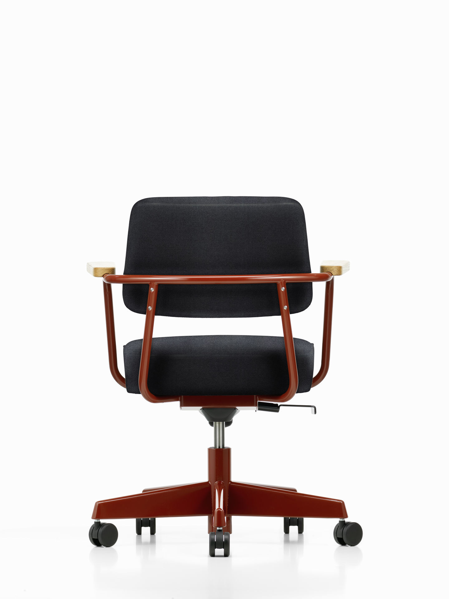 Rückansicht des Vitra Fauteuil Direction Pivotant Bürodrehstuhls mit schwarzem Bezug und braunem Gestell.