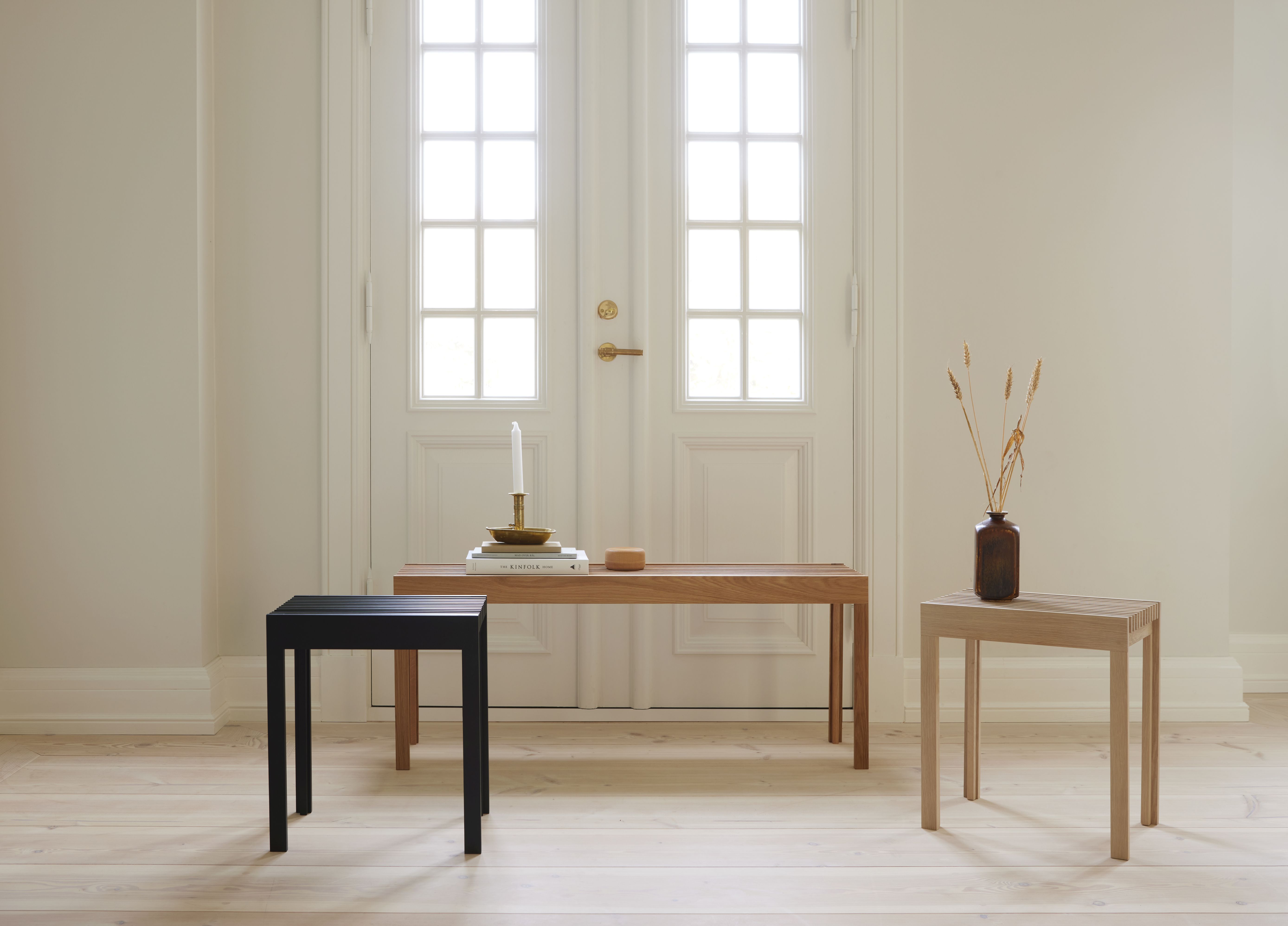 Drei Hocker, darunter ein Lightweight Hocker von Form & Refine, aus Eiche in verschiedenen Farben.