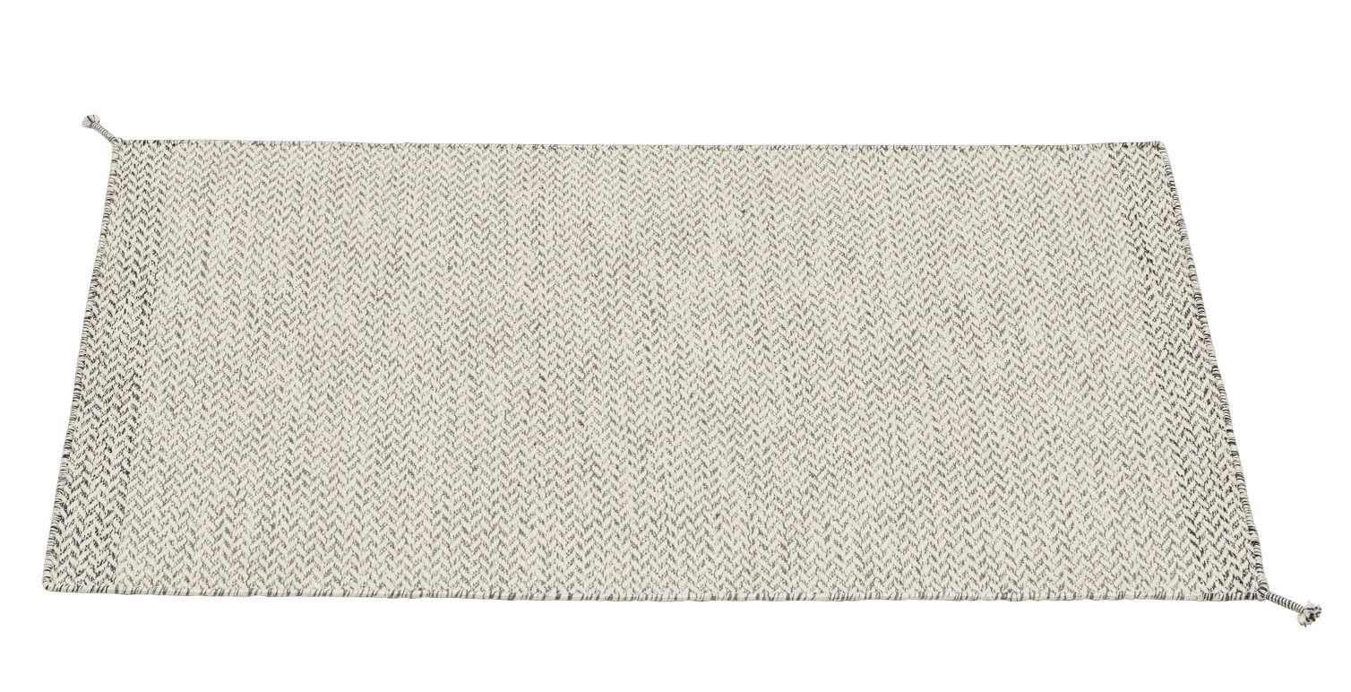 Muuto Ply Rug: Rechteckiger, hellgrauer Teppich aus recyceltem Polyester mit Fischgrätenmuster für Innen- und Außenbereiche.