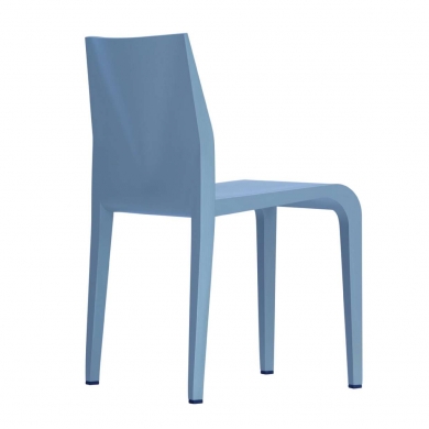 Laleggera Stuhl von Alias, blauer Design Stuhl aus Kunststoff, minimalistisches Möbelstück für Esszimmer und Küche.