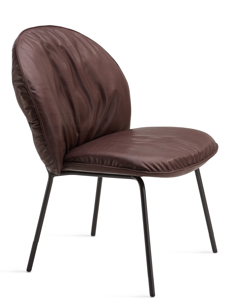 Marie Low Dining Chair von Freifrau Manufaktur, brauner Lederstuhl mit schwarzem Metallgestell, moderne Sitzmöbel.